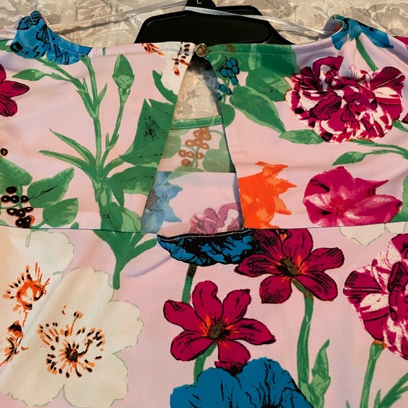 Ladies Beautiful top. - Picture 6 of 7